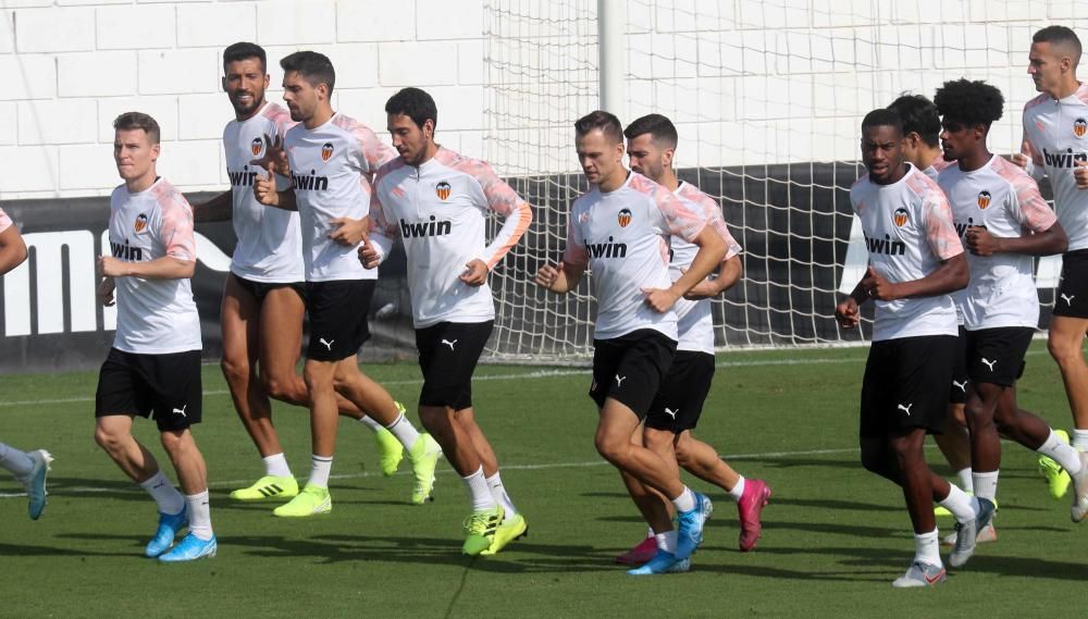 Anil Murthy, atento al entrenamiento del Valencia