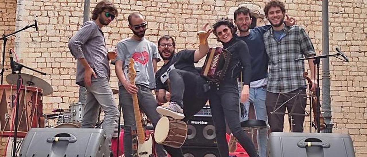 Toc de Queda, grupo de música de raíz