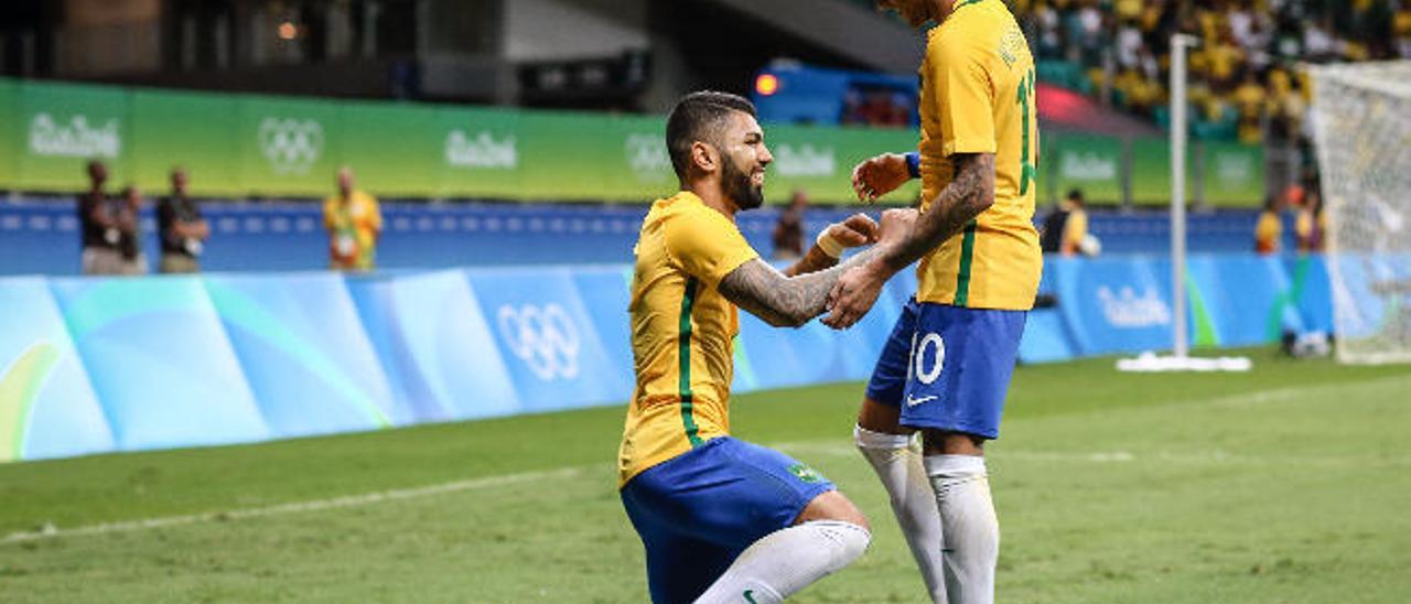 Gabriel Jesús -de rodillas- celebra un gol con Neymar Júnior durante los Juegos Olímpicos de Río 2016.