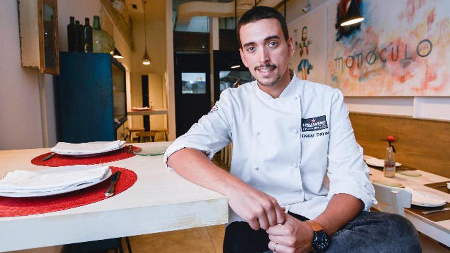 El chef Óscar Dayas en el comedor del restaurante Monóculo, donde es jefe de cocina.