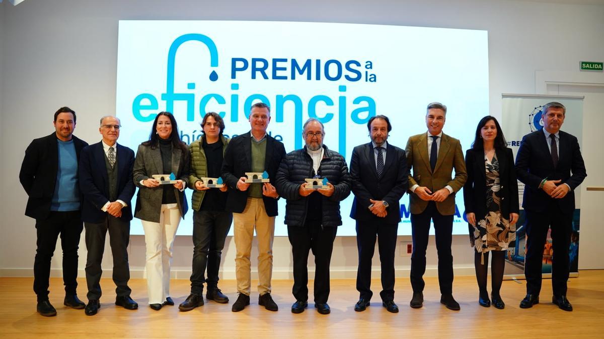 Autoridades con los galardonados en los Premios Emacsa.