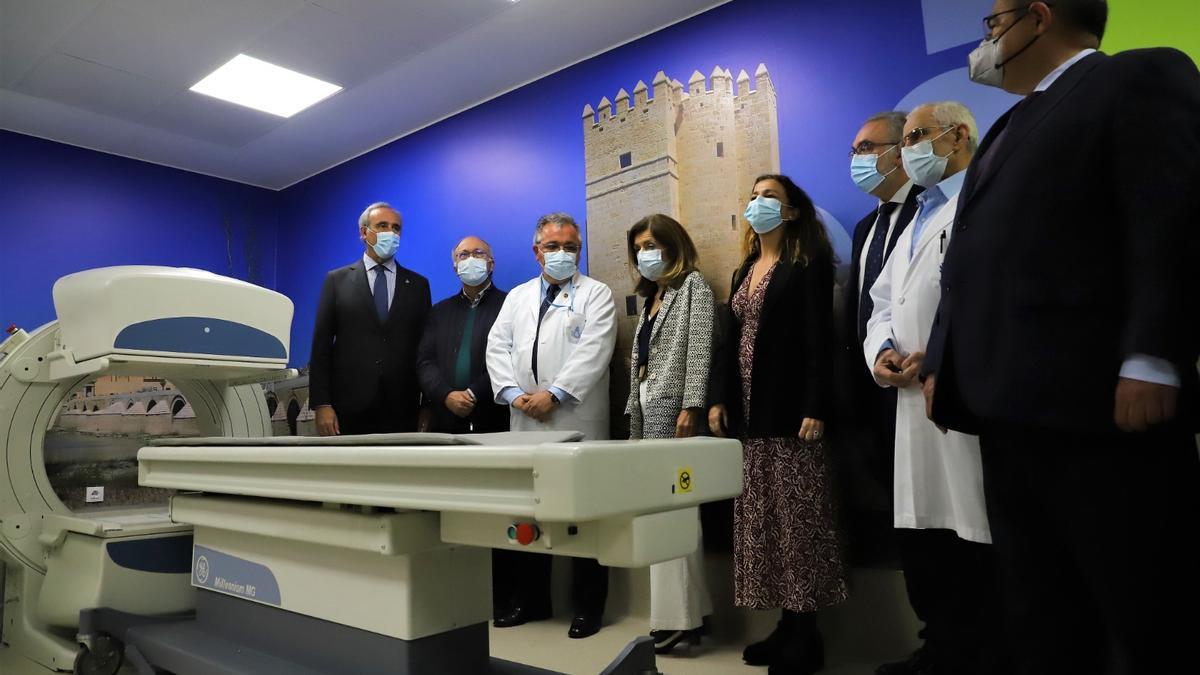 Autoridades del hospital San Juan de Dios y de otras instituciones, durante la presentación de la nueva unidad de Medicina Nuclear del centro.