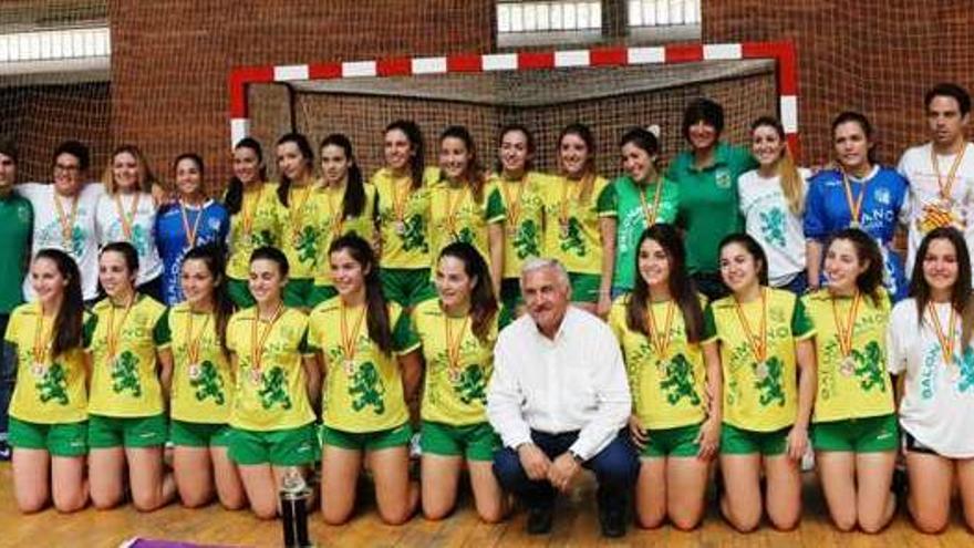 Las chicas del Puertosol posan con sus medallas.