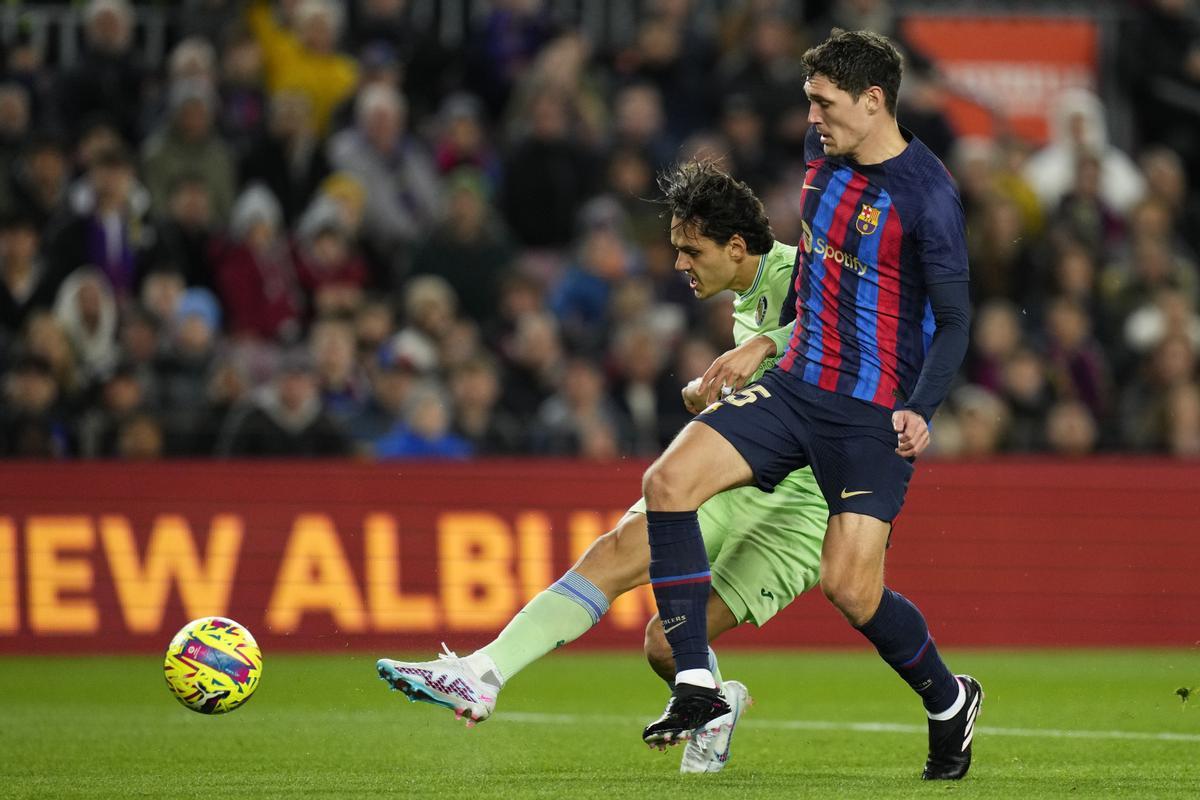 BARCELONA, 22/01/2023.- El defensa danés del Barcelona Andreas Christensen (d) pelea un balón con el delantero turco del Getafe Enes Unal, durante el partido de LaLiga que se disputa este domingo en el Camp Nou de Barcelona. EFE/ Siu Wu