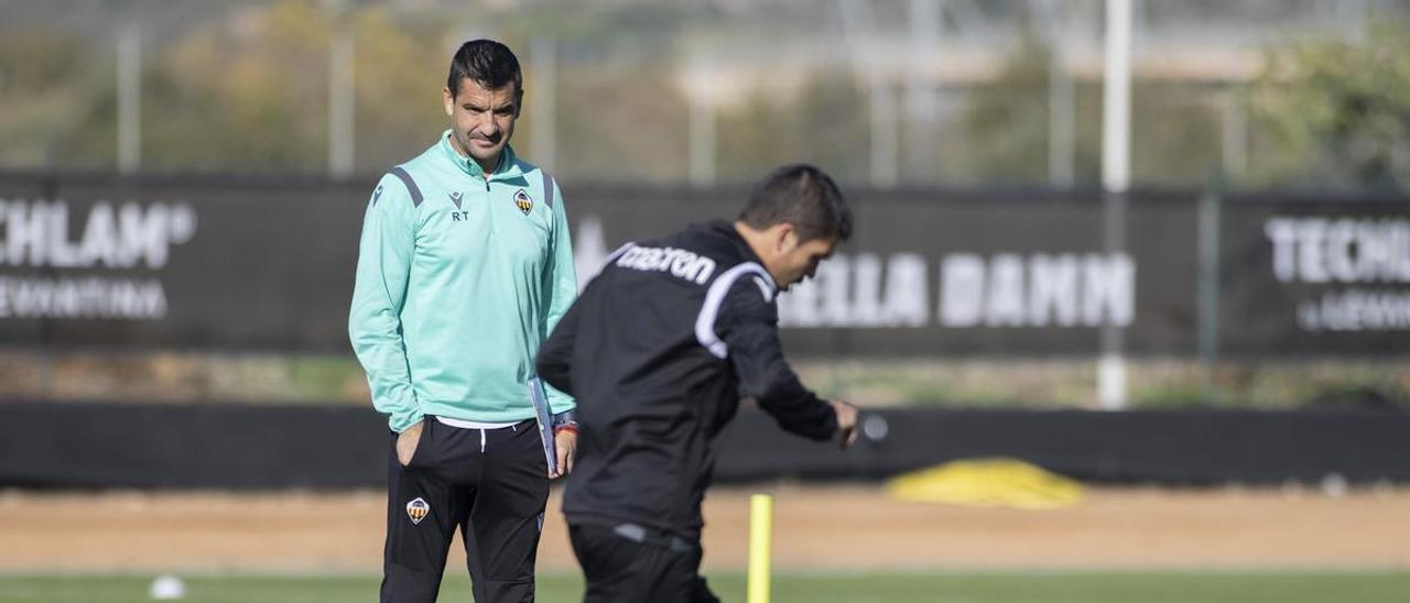 Rubén Torrecilla, atento a Carles Salvador en un entrenamiento del Castellón en Marina d'Or.