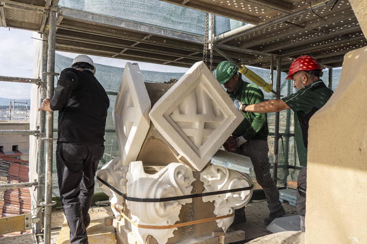 La base d'un pinacle amb els escuts de Manresa i de Sant Jordi amb les quatre barres