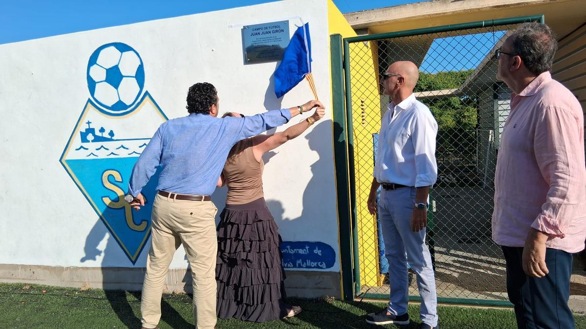 Momento en el que se descurbió la placa en Son Caliu
