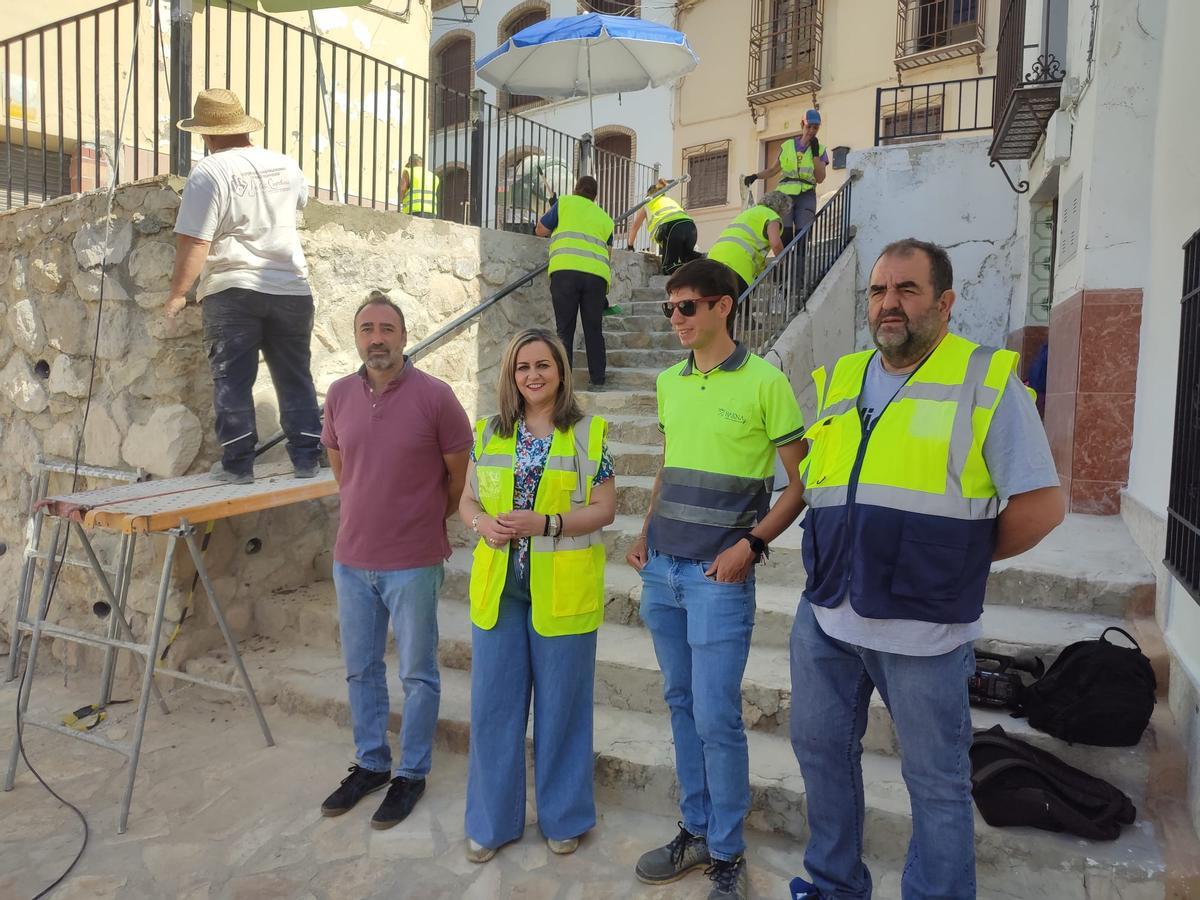 La alcaldesa y el concejal, con personal de la pbra del PFEA en Baena.