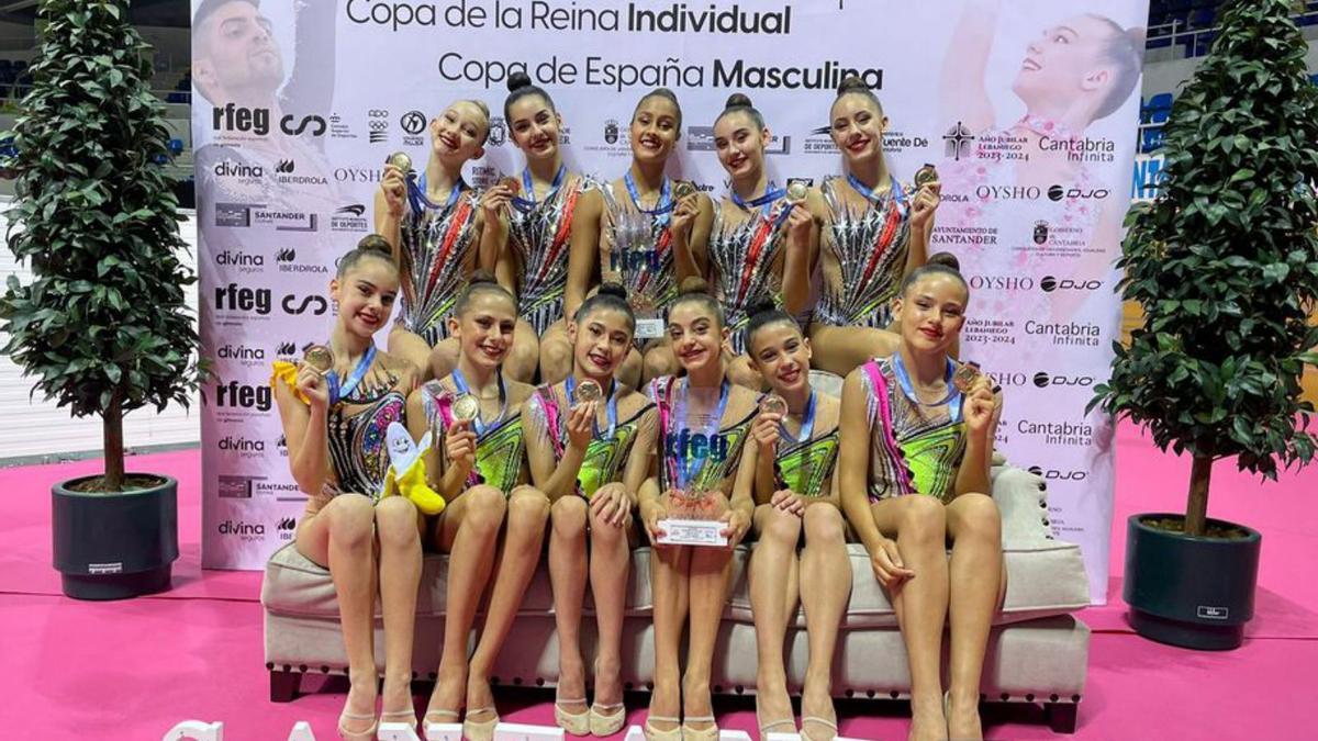 Los equipos infantil y cadete del Batistana posan con su oro. | | E.D.