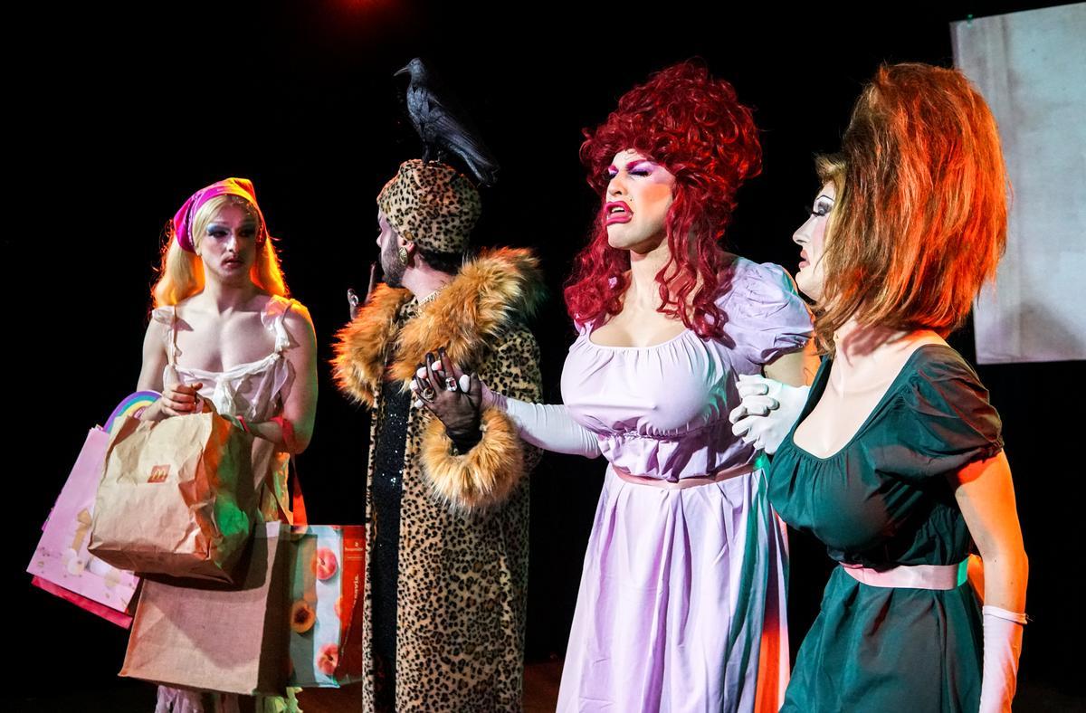 Las travestís de Bad Drag Productions, durante su parodia de La Cenicienta.