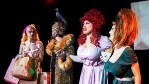 Las travestís de Bad Drag Productions, durante su parodia de La Cenicienta.