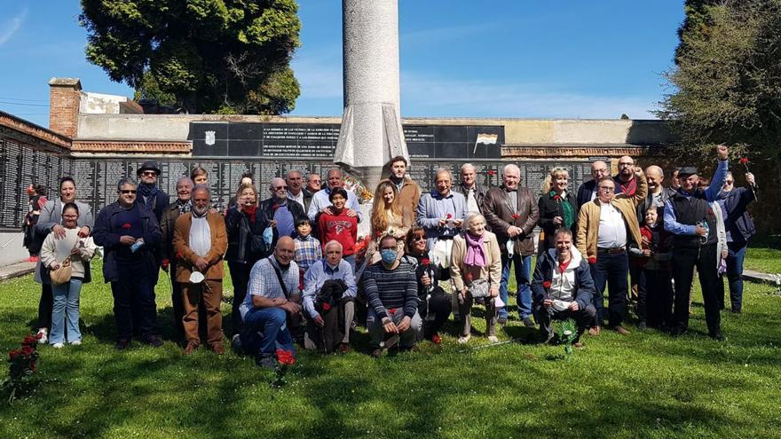 Los socialistas conmemoran la II República en la fosa del cementerio