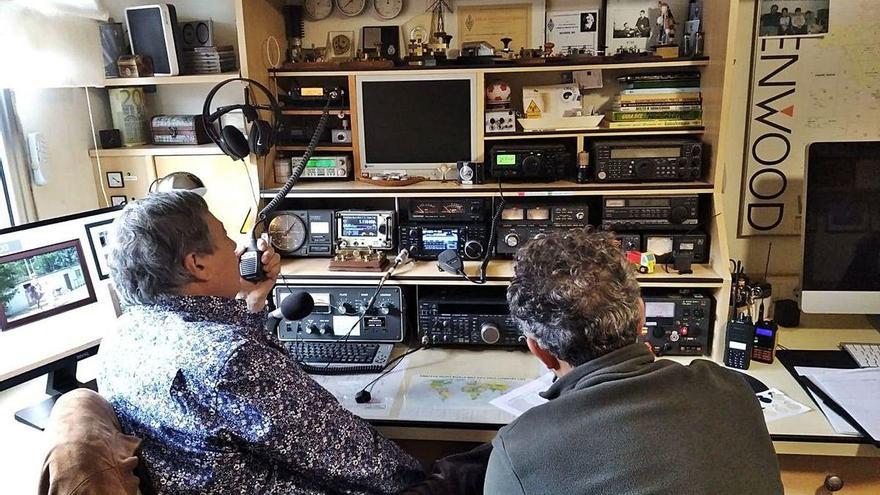 Dos radioaficionados adheridos a la Red Nacional de Emergencias Remer, en el simulacro.