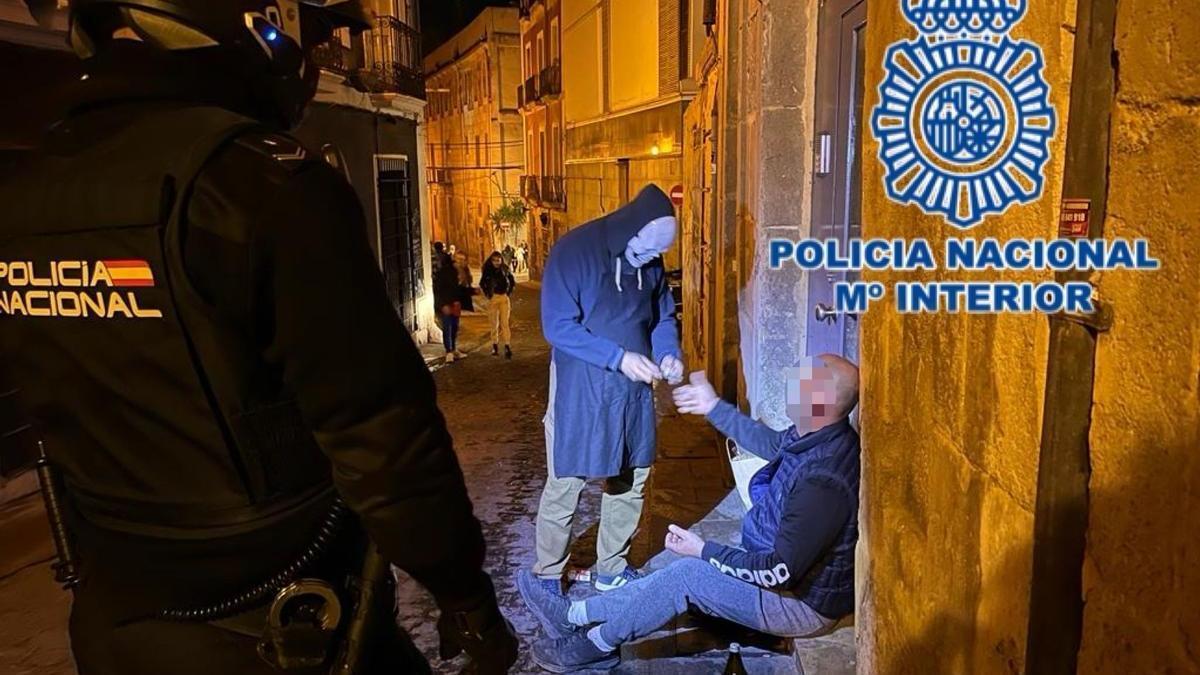 Un policía disfrazado atiende a una de las víctimas de robo cuyos autores fueron detenidos en Alicante.