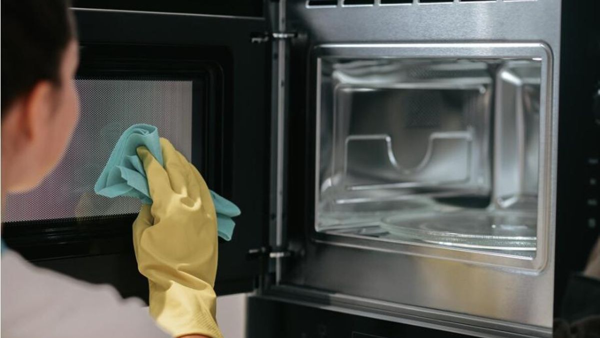 Una neteja freqüent és imprescindible per eliminar les restes de menjar del microones