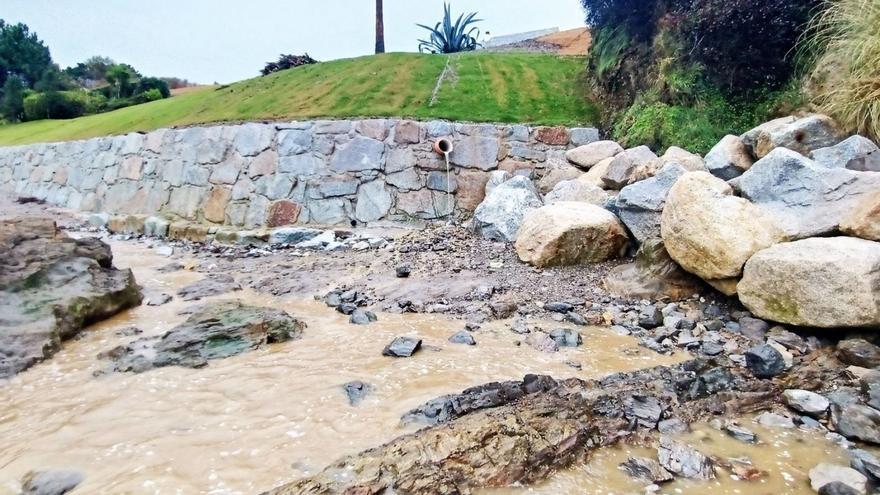 Marea marrón en Bastiagueiriño por el arrastre de las lluvias desde la zona de obras