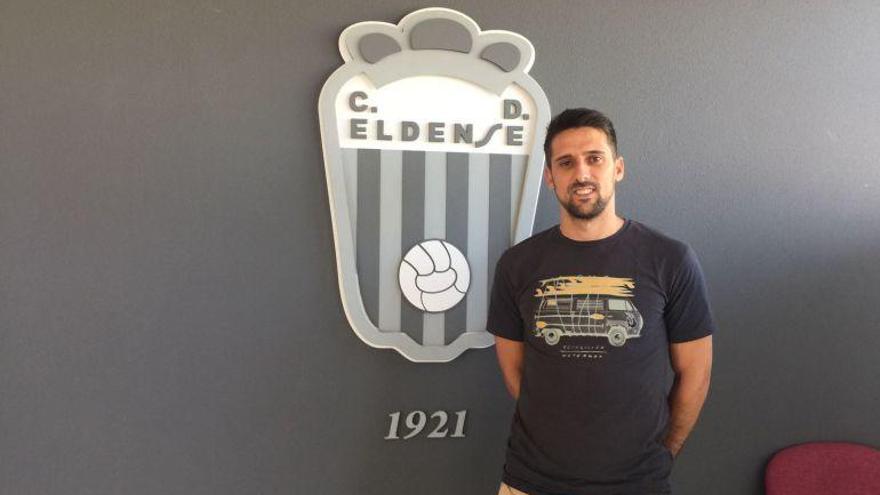 José Alberto posa junto al escudo del Eldense