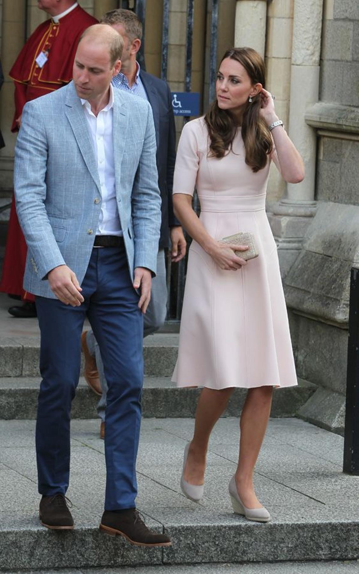 Kate Middleton con vestido rosa de Lela Rose junto a Guillermo