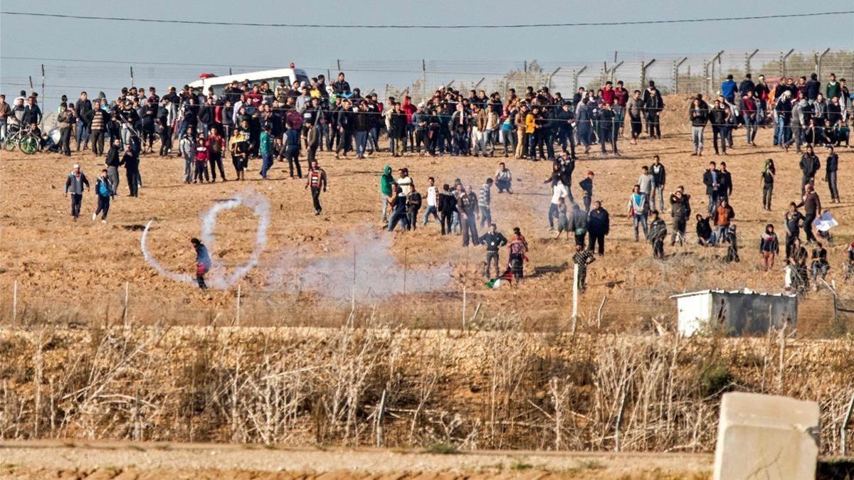 Manifestantes palestinos se enfrentan con el Ejército israelí en la frontera entre Gaza e Israel, en protesta por la decisión de Trump.