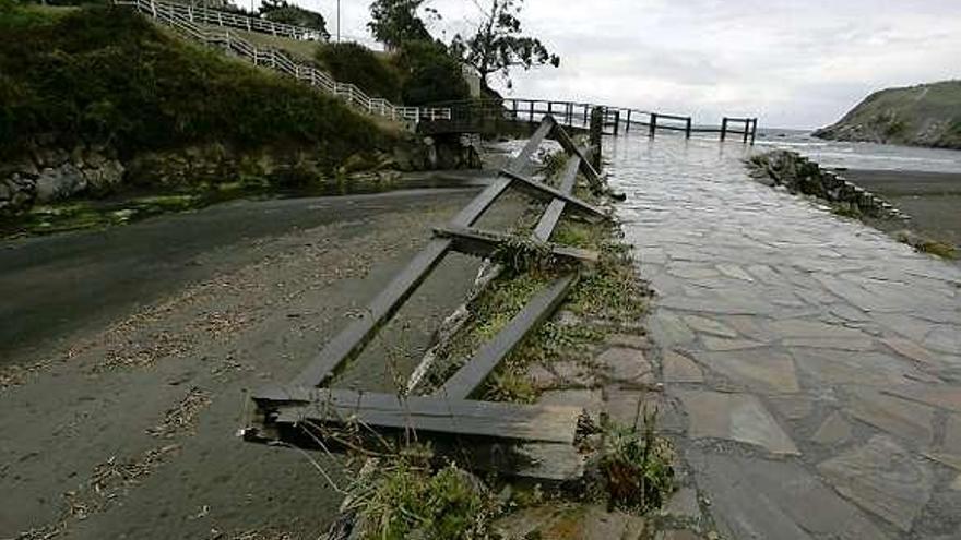 Valla derribada en Santa María del Mar.