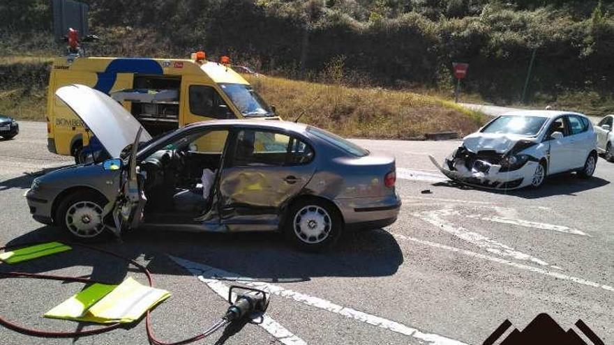 Un herido leve en un choque frontal entre dos coches en Cañedo (Pravia)