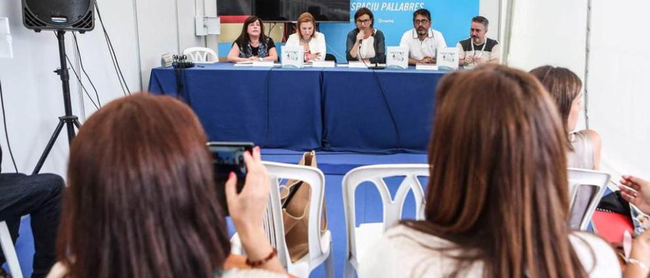 Presentación, ayer, de &quot;Xixón, una ciudá abierta a la mar&quot;.