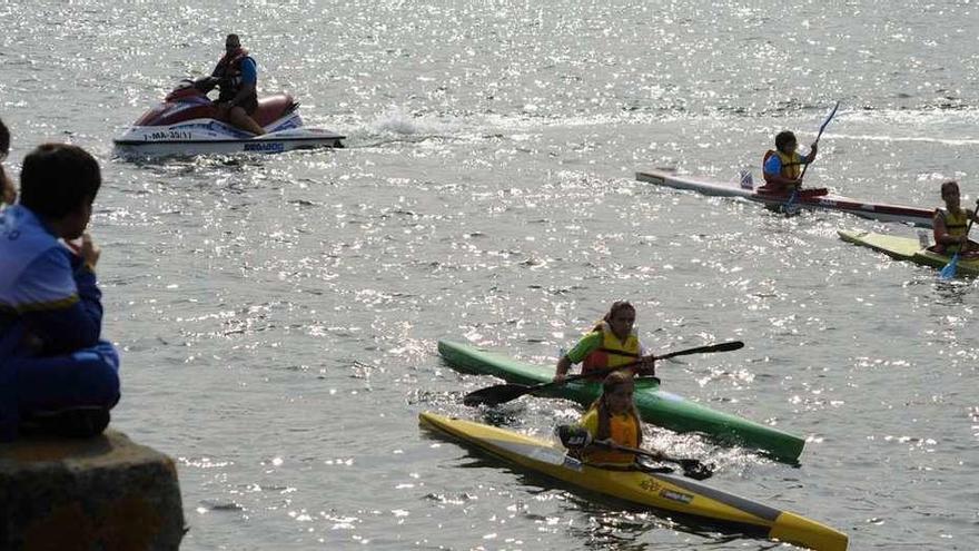 Cerca de 200 palistas participaron ayer en el primer Torneo Concello de Vilagarcía. // Iñaki Abella