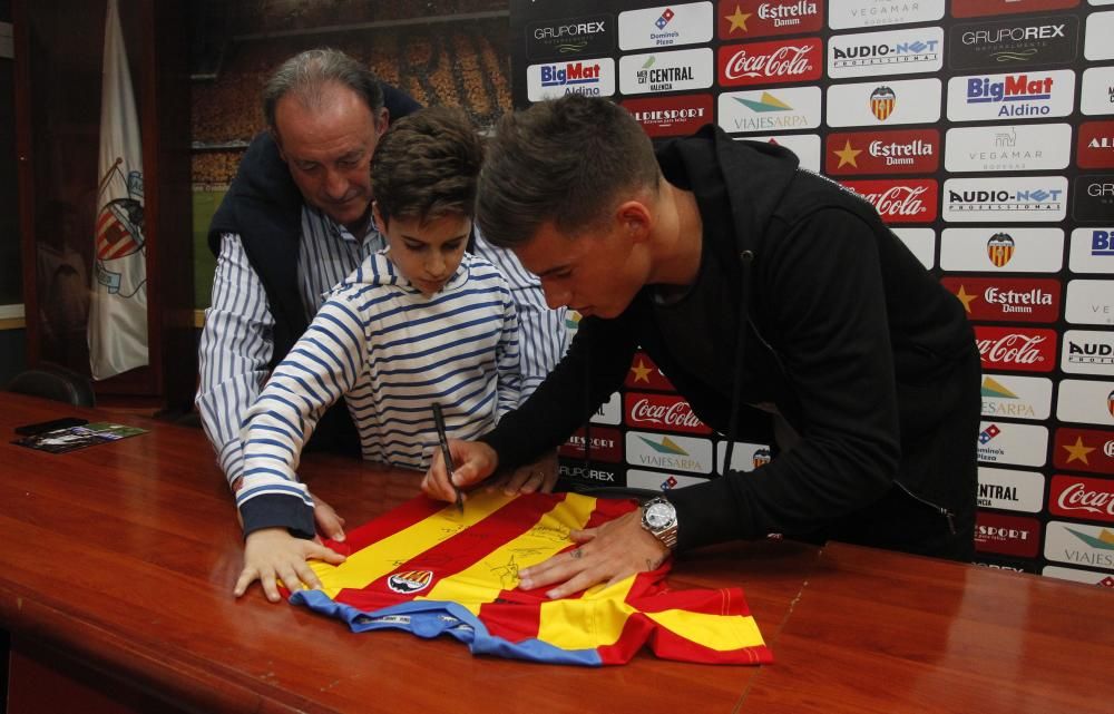 Santi Mina desata la locura de la afición en la Agrupación de Peñas del Valencia