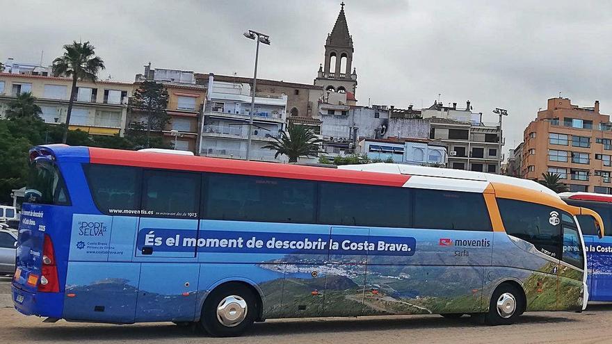 Detall de les imatges de dos autobusos.