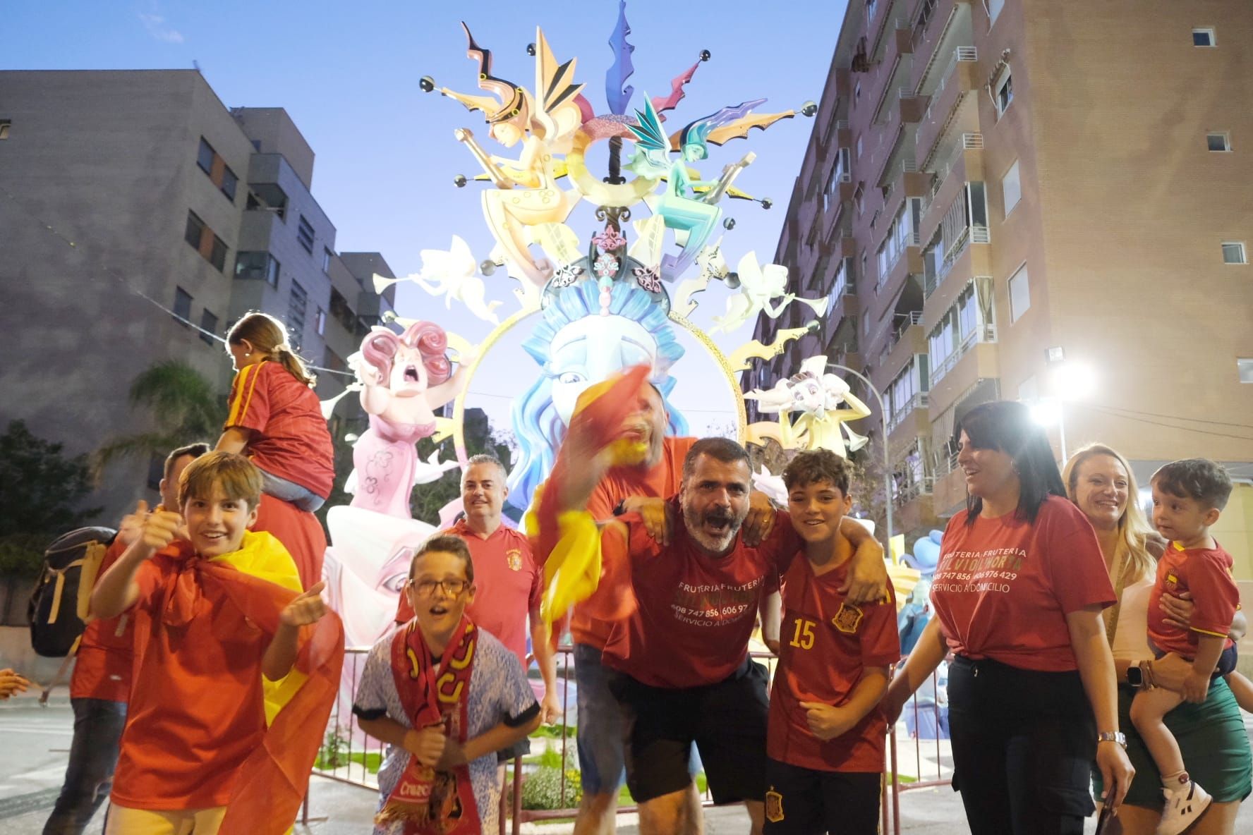 La pasión por la Roja llega también a los racós de las Hogueras de Alicante