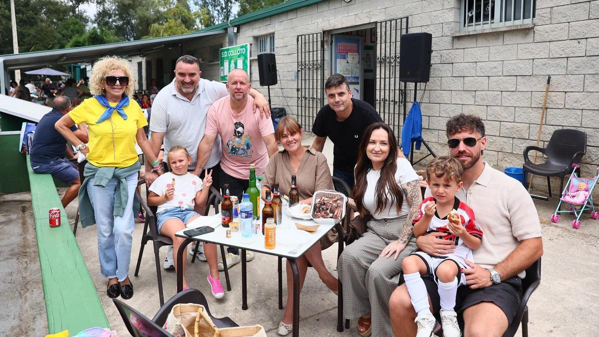 Por la izquierda, Julia Gancedo, sentada, Elena Martínez, Roberto González, Andrés Martínez, Miriam Nava, Roberto Álvarez, Ana Peláez y Leo Torres sentado sobre las piernas de Iván Torres durante la comida popular.
