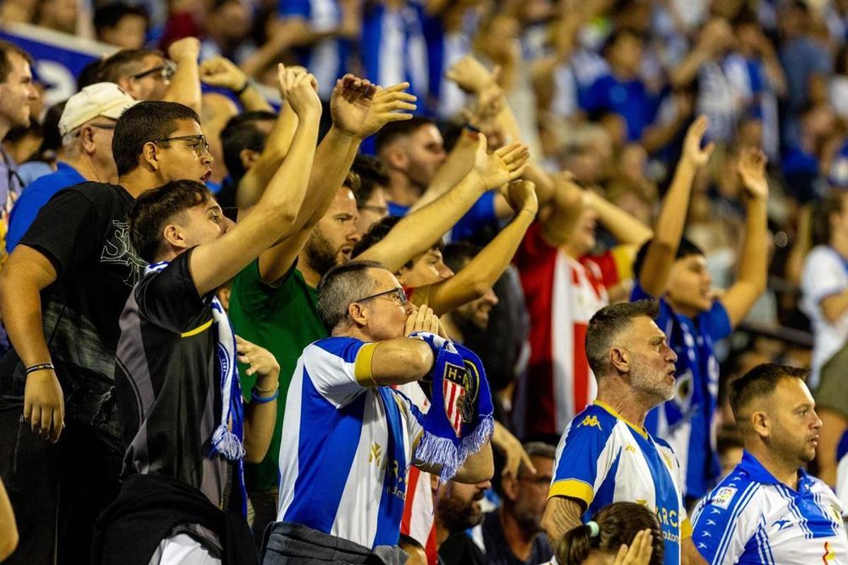 Aficionados del Hércules animan a los suyos durante un partido.
