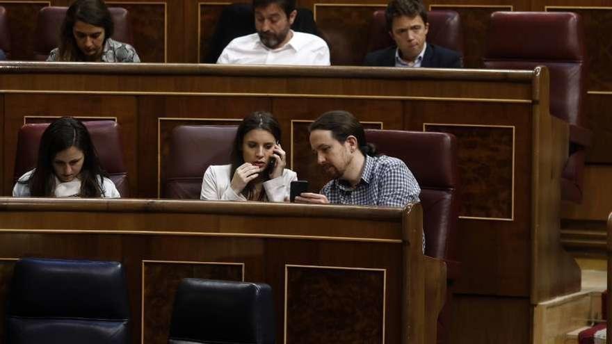 Montero e Iglesias, sentados en sus escaños en el Congreso. // E.P.