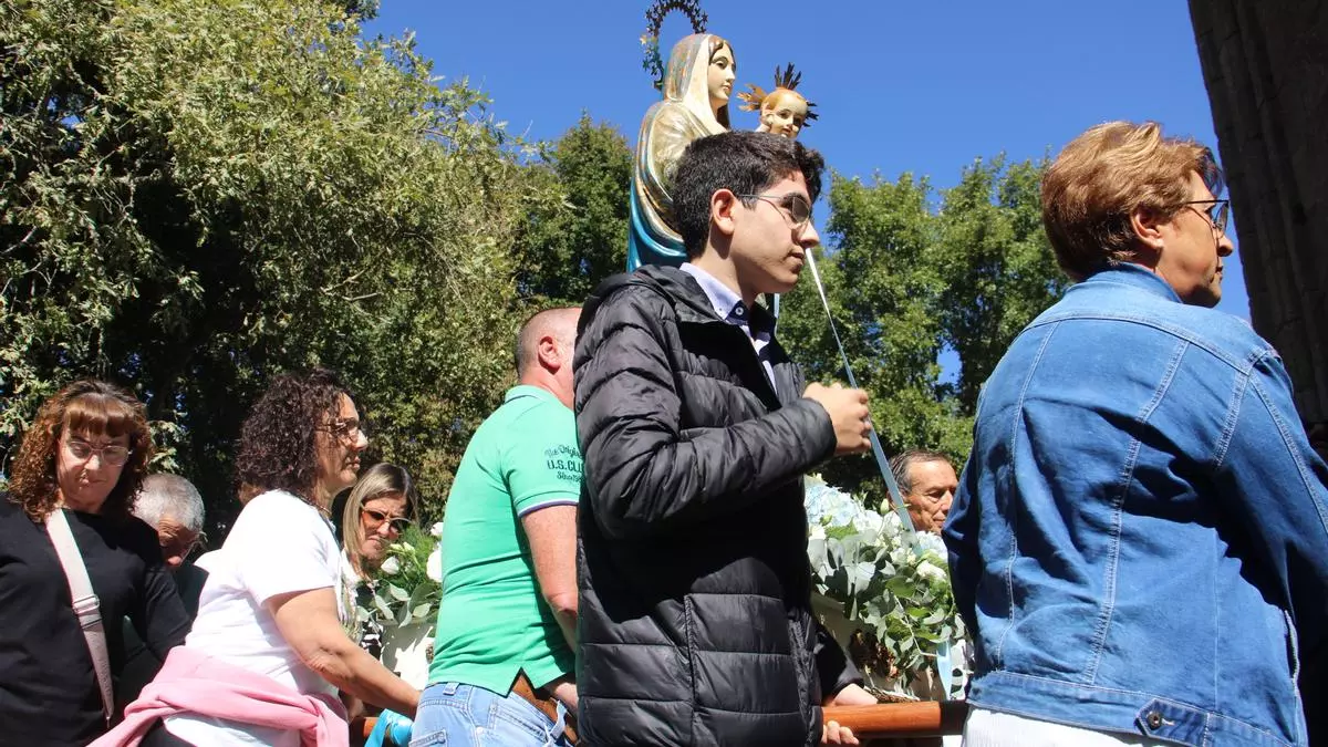 La Tuiza procesiona radiante bajo el sol en la Alta Sanabria