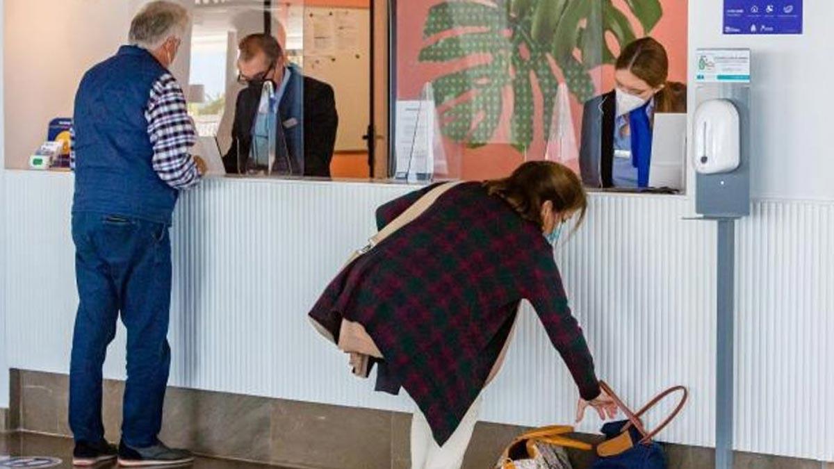 Turistas en la recepción de un hotel de Benidorm, en una imagen de ayer. En la ciudad solo hay abiertos cinco hoteles todos los días de la semana