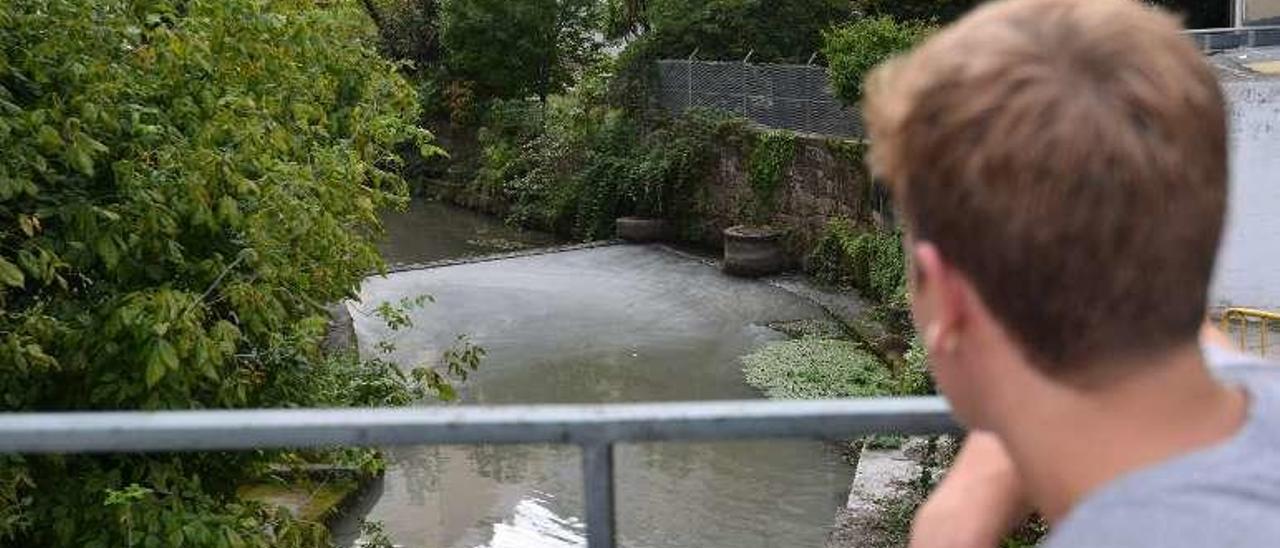 Un vertido en el tramo urbano de Os Gafos. // G. Santos