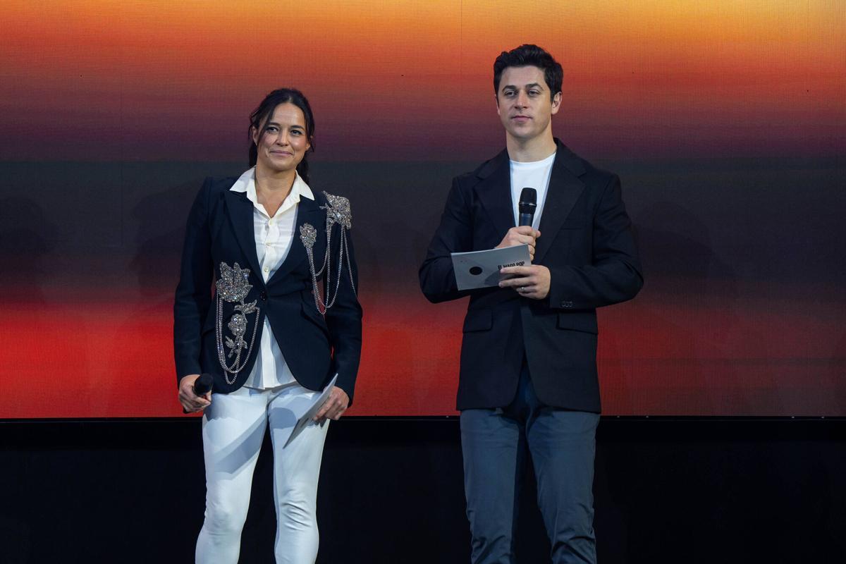 Barcelona 10/12/2025 Cultura — El Mago Pop durante la presentación en la que desvela sus próximas novedades, acompañado —entre el público y los invitados destacados— por figuras internacionales como Helen Hunt, Aaron Paul, Mira Sorvino, Michelle Rodríguez, David Henrie y Billy Zane, así como artistas y personalidades locales como Aitana Sánchez-Gijón, Paz Vega, Leonor Watling y Joan Laporta. Foto: Zowy Voeten / El Periódico.