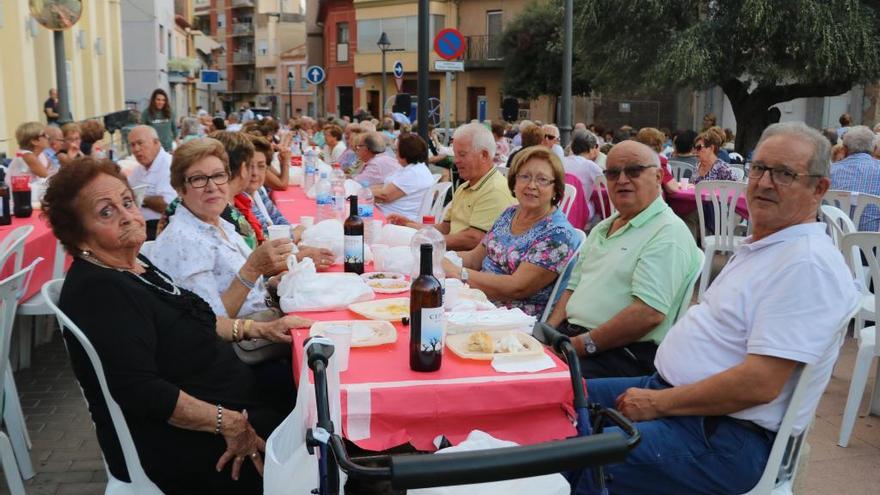 Merienda y toros en el ecuador de las fiestas de Benicàssim