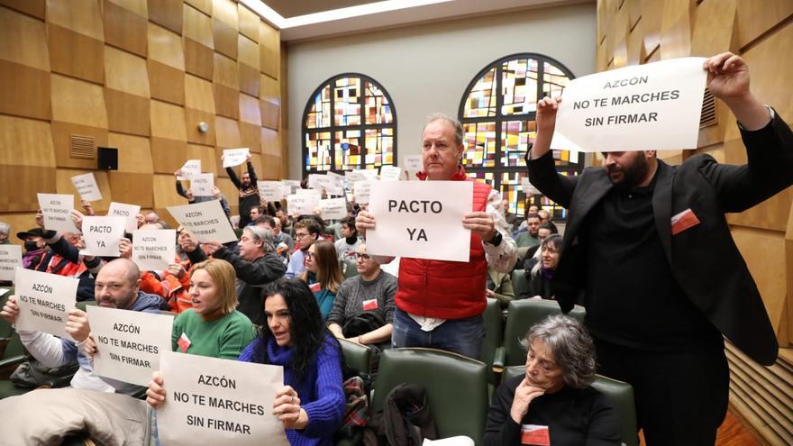 Los funcionarios del Ayuntamiento de Zaragoza protestan en el pleno por el retraso en la firma del pacto convenio