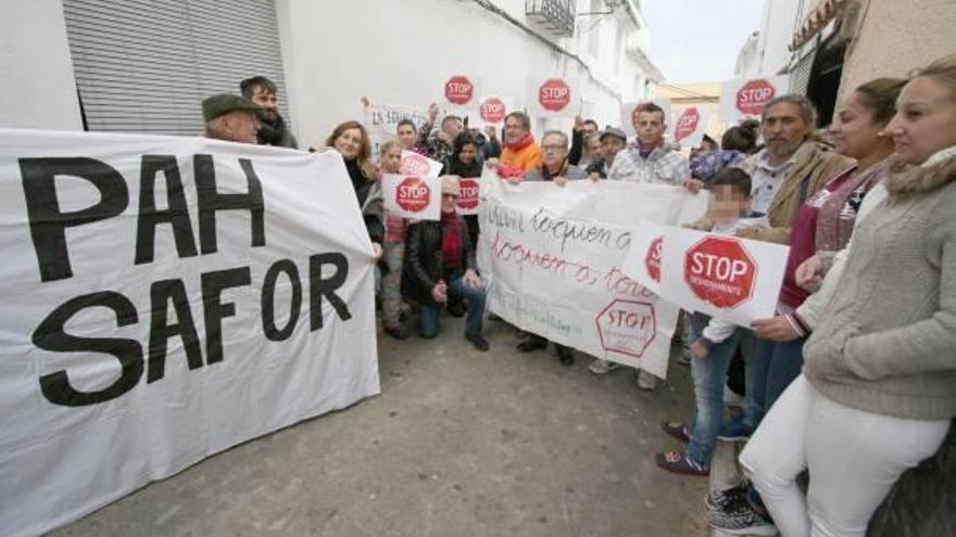 Los concentrados del PAH y los afectados, ayer, ante la vivienda de la familia.