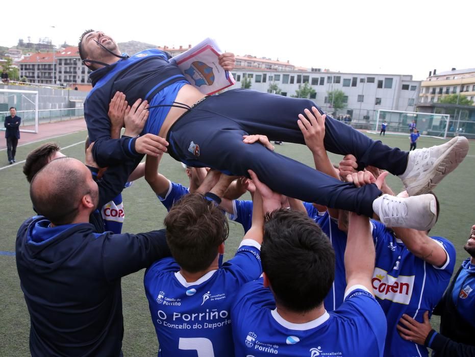 Los jugadores del Porriño celebran su ascenso a Tercera, con manteo a su entrenador Manuel Losada incluido.