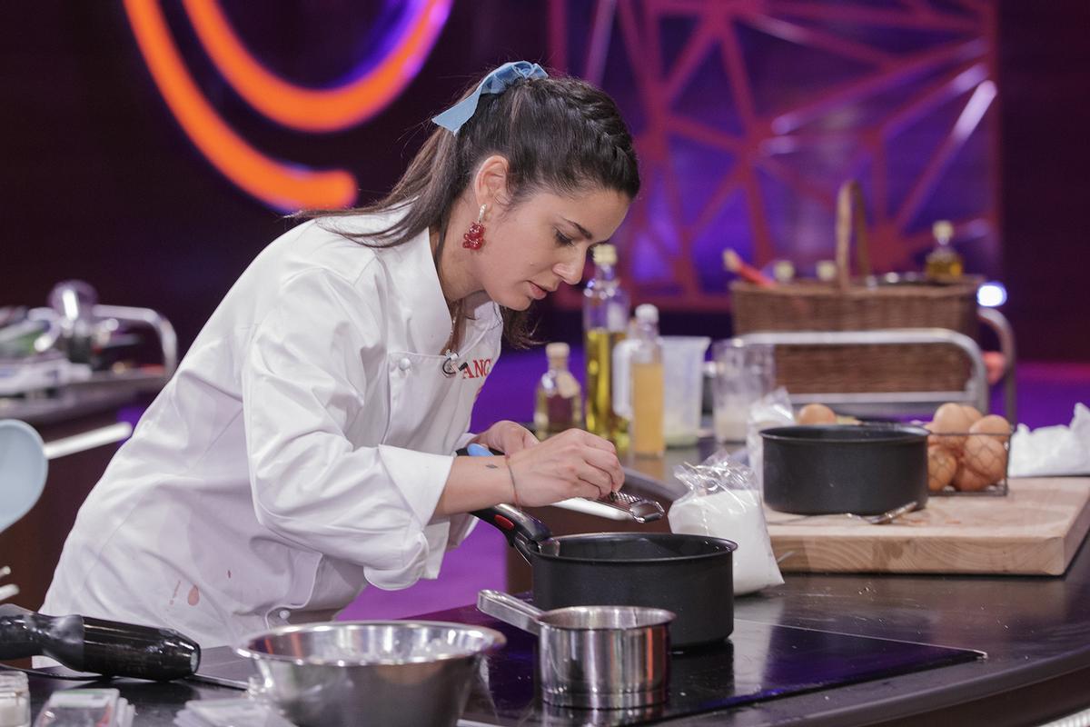 Ángela durante el cocinado del duelo final de Masterchef 12