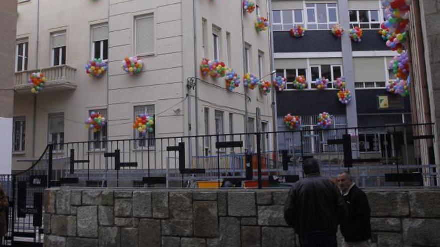 La Milagrosa decora el colegio por su fiesta