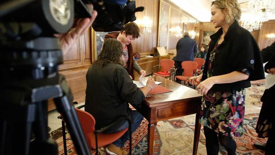 A la derecha, María Montes, gerente de Vipasa, durante la entrega de llaves.