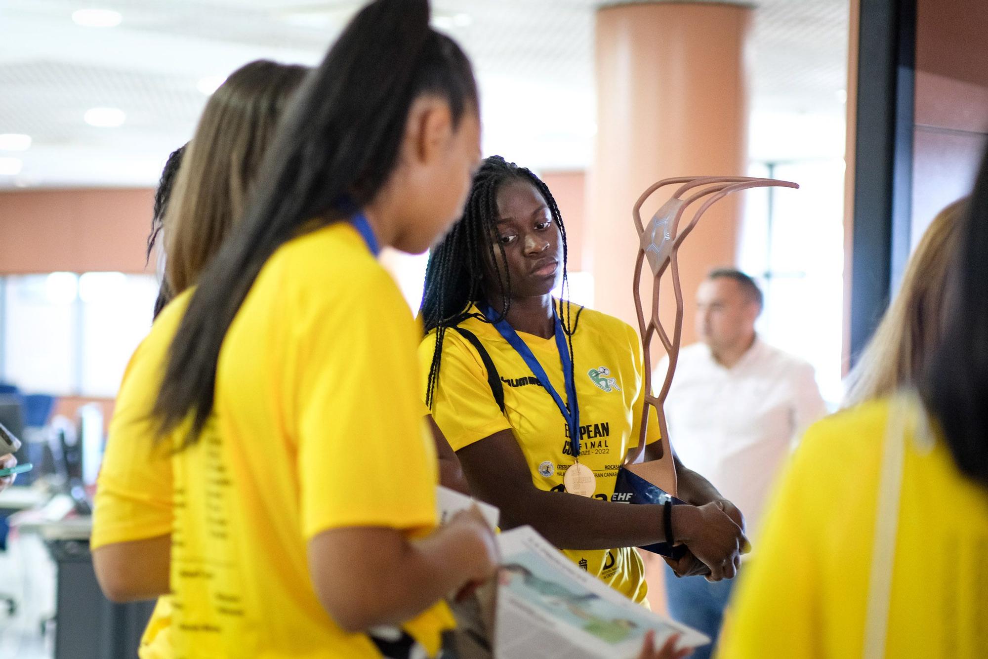 El Rocasa visita LA PROVINCIA con su tercer trofeo de campeón europeo de balonmano femenino