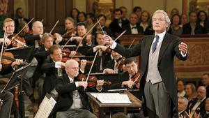 El maestro Franz Welser-Möst dirige la Filarmónica de Viena con su tradicional Concierto de Año Nuevo, este domingo, en la Sala Dorada de la Wiener Musikverein de Viena. 