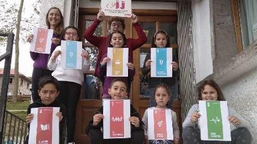 Participantes en los talleres habituales de La Panera, ayer, en la presentación.