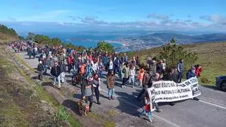 Multitudinaria manifestación en la Serra da Groba contra los nuevos proyectos eólicos