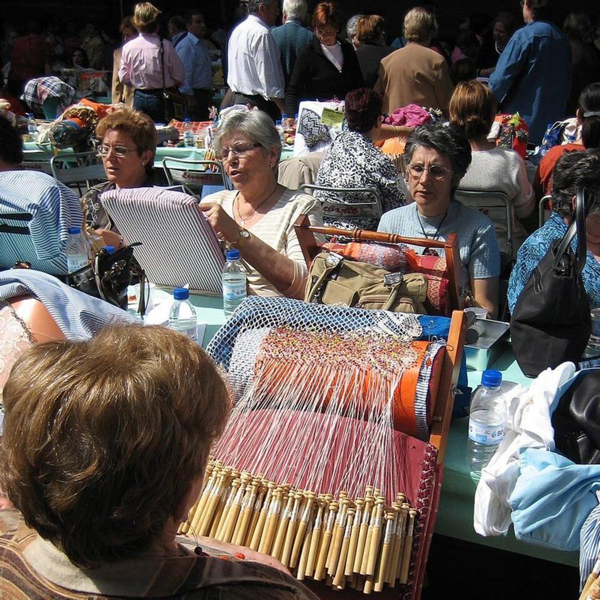 Puntaires fent puntes de coixí