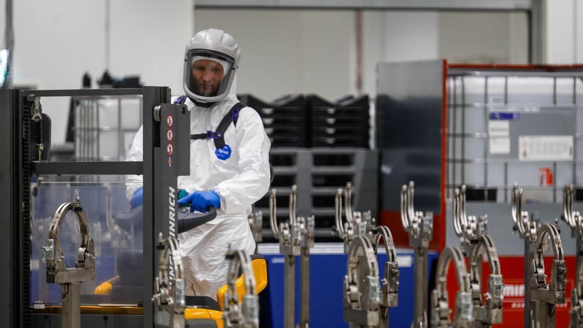 Un trabajador en el interior de la sala blanca de la gigafactoria de VW en Salzgitter, que es gemela a la de Sagunt.